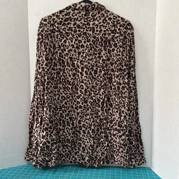 H&M Long Sleeve Leopard Print Button Down Shirt with Collar Size XL Fall Vibes - Picture 6 of 6